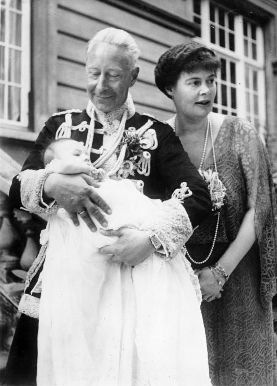 Guillaume III de Prusse et Cécilie de Mecklembourg-Schwerin - portant sa petite-fille Félicité - en 1934